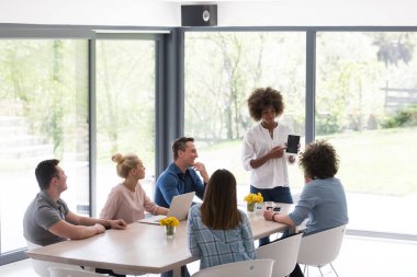 Çok ırklı bir girişim ekibi toplandı