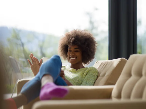 Młody african american Kobieta w domu za pomocą cyfrowego tabletu — Zdjęcie stockowe