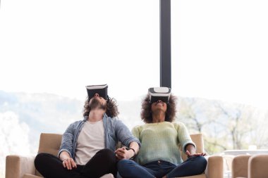 Sanal gerçeklik kulaklık kullanarak çok ırklı Çift