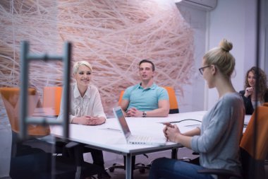 Başlangıç iş takım bir toplantıda 