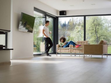 çok ırklı çift evde tablet bilgisayarınızla rahatlatıcı