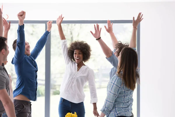 Multietniskt start grupp unga företag människor firar — Stockfoto