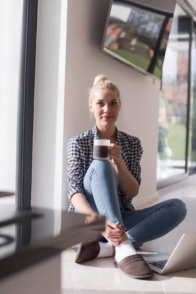 Młoda kobieta, picie kawy korzystających relaksujący styl życia — Zdjęcie stockowe