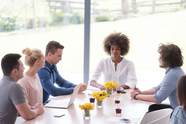 Çok ırklı bir girişim ekibi toplandı
