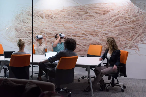 Equipo empresarial de puesta en marcha utilizando auriculares de realidad virtual —  Fotos de Stock