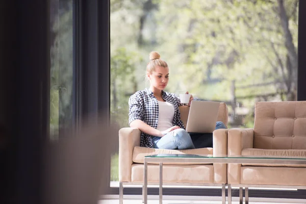 Kvinna som dricker kaffe njuter av avkopplande livsstil — Stockfoto