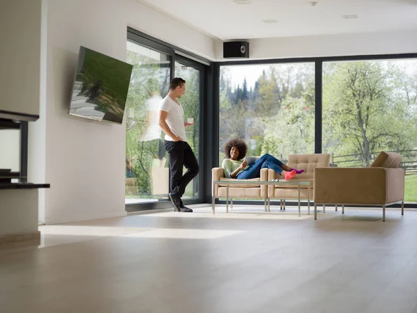 çok ırklı çift evde tablet bilgisayarınızla rahatlatıcı