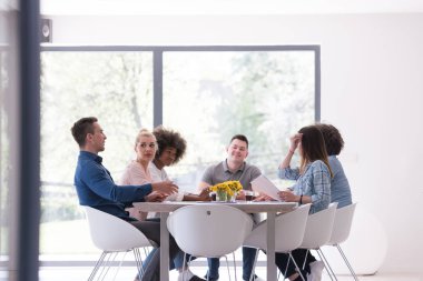 Çok ırklı bir girişim ekibi toplandı