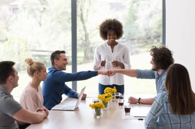 Çok ırklı bir girişim ekibi toplandı