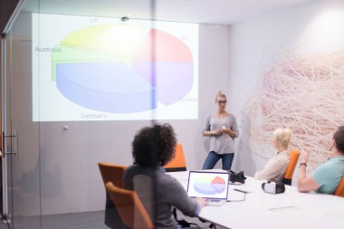 Başlangıç iş takım bir toplantıda 