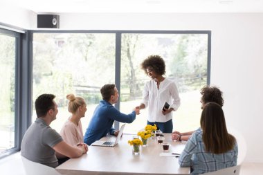 Çok ırklı bir girişim ekibi toplandı