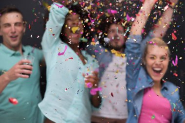 konfeti parti çok ırklı grup insan