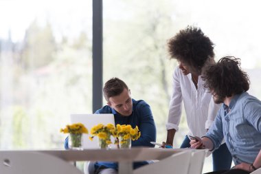 Çok ırklı bir girişim ekibi toplandı