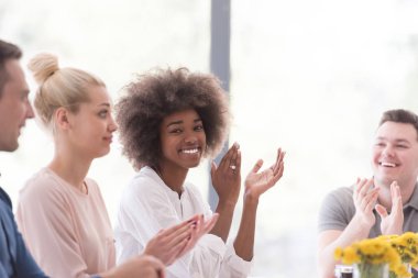 çok ırklı başlangıç grup genç iş adamları s kutluyor