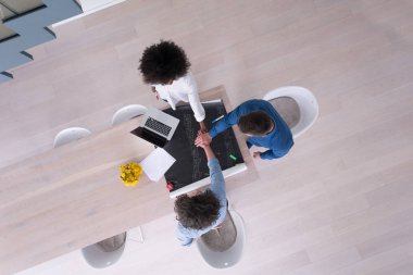 Yukarıdan çok ırklı başlangıç iş takım toplantısı