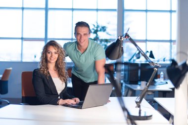 gece başlangıç Office tasarımcılar