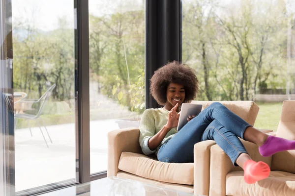 Joven afroamericana mujer en casa usando tableta digital — Foto de Stock