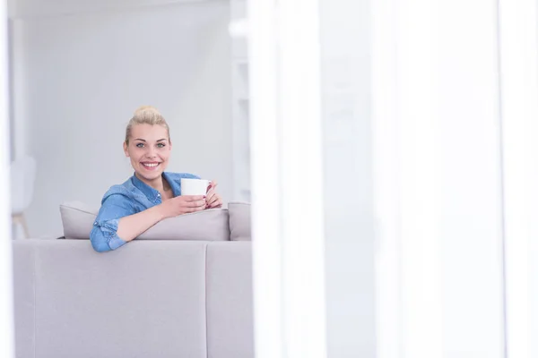 Vrouw genieten van een kopje koffie — Stockfoto