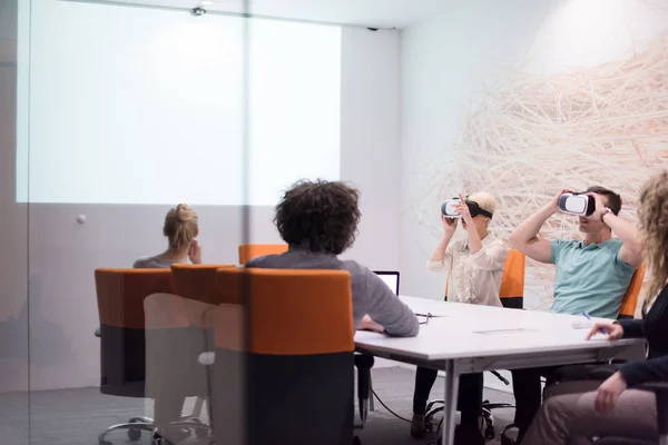 Equipo empresarial de puesta en marcha utilizando auriculares de realidad virtual —  Fotos de Stock