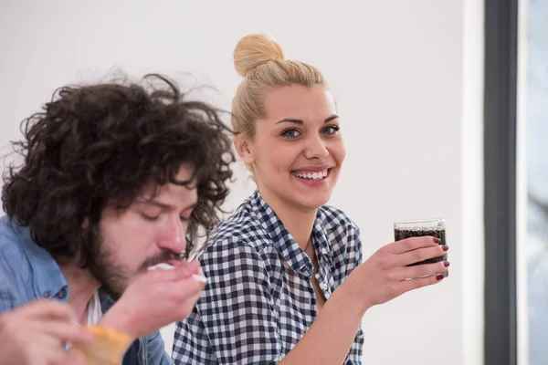 Grupo multiétnico de amigos felizes hora do almoço — Fotografia de Stock