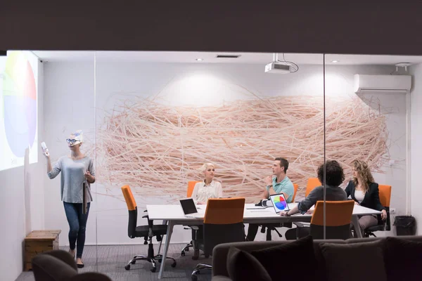 Başlangıç iş takım bir toplantıda 