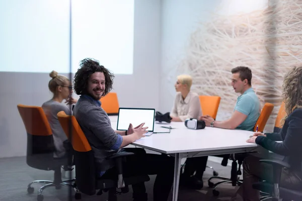 Opstarten bedrijf Team tijdens een vergadering — Stockfoto