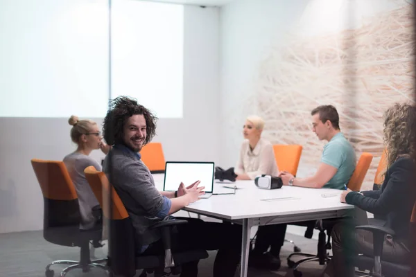 Équipe de démarrage d'entreprise lors d'une réunion — Photo