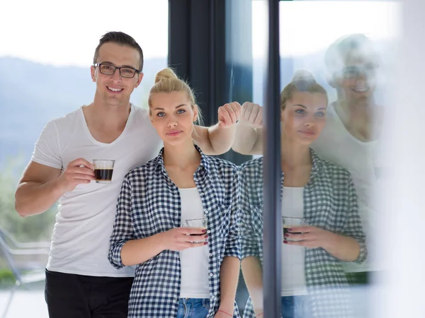 Jeune couple dégustant le café du matin — Photo