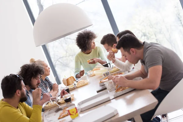 Grupo multiétnico de amigos felizes hora do almoço — Fotografia de Stock