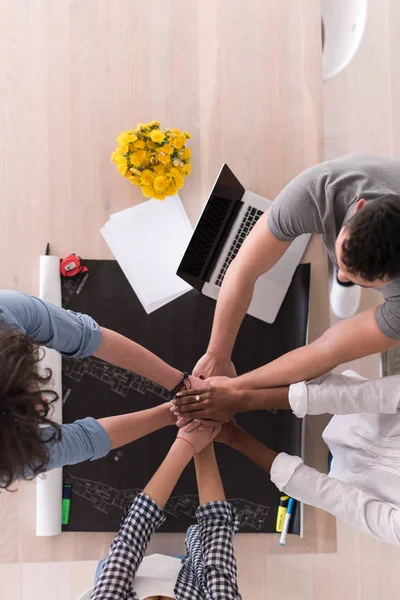 Vista dall'alto del team aziendale di start-up multietnico sulla riunione — Foto Stock