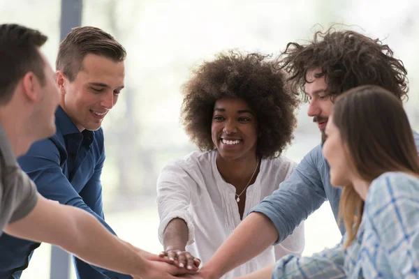 Startup multiétnica Grupo de jóvenes empresarios celebrando — Foto de Stock