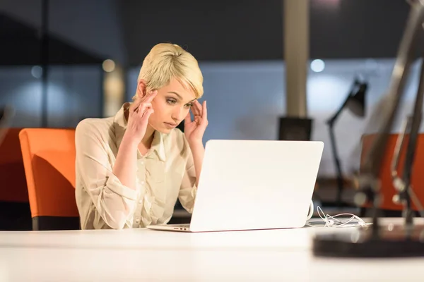 Frau arbeitet in nächtlichem Startup-Büro am Laptop — Stockfoto