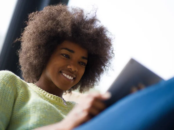 Mladá africká americká žena v domácnosti pomocí digitálních tablet — Stock fotografie