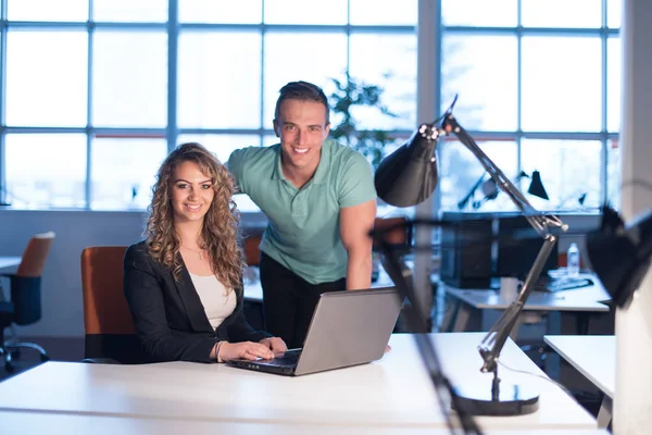 Designers dans le bureau de démarrage de nuit — Photo