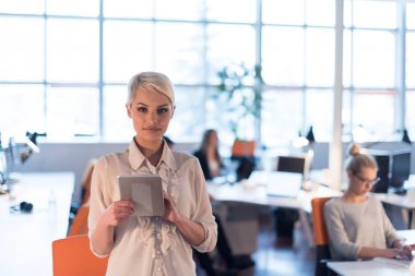 Dijital tablet gece ofiste çalışan kadın