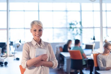 Dijital tablet gece ofiste çalışan kadın