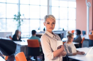 Dijital tablet gece ofiste çalışan kadın