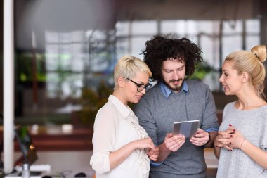 Grup iş insanlar çalışma ile tablet başlangıç Office
