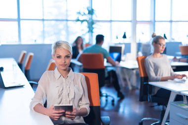 Dijital tablet gece ofiste çalışan kadın