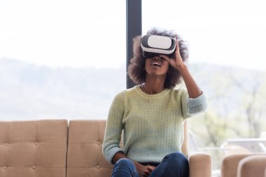 siyah kadın VR kulaklık gözlükle sanal gerçeklik