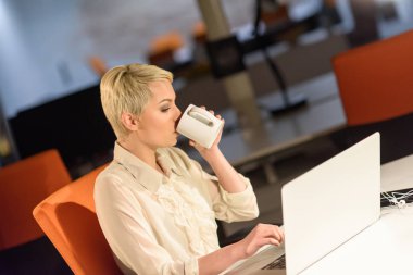 laptop gece başlangıç ofiste çalışan kadın