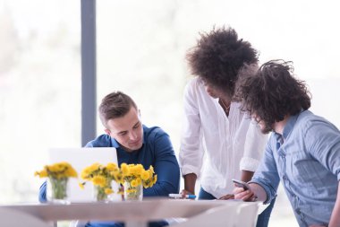 Çok ırklı bir girişim ekibi toplandı