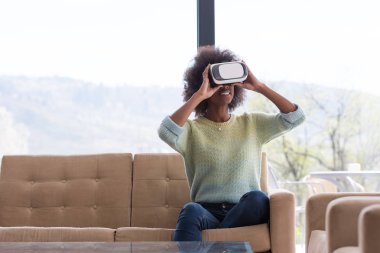 siyah kadın VR kulaklık gözlükle sanal gerçeklik