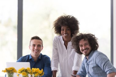 Çok ırklı bir girişim ekibi toplandı