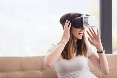 sanal gerçeklik VR-kulaklık gözlük kullanan kadın