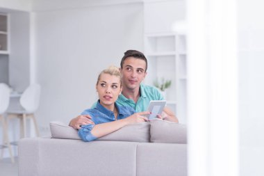 evde tablet bilgisayarlar ile rahatlatıcı Çift