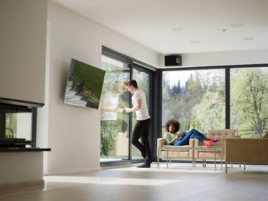 çok ırklı çift evde tablet bilgisayarınızla rahatlatıcı