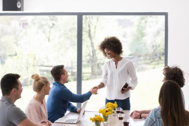 Çok ırklı bir girişim ekibi toplandı