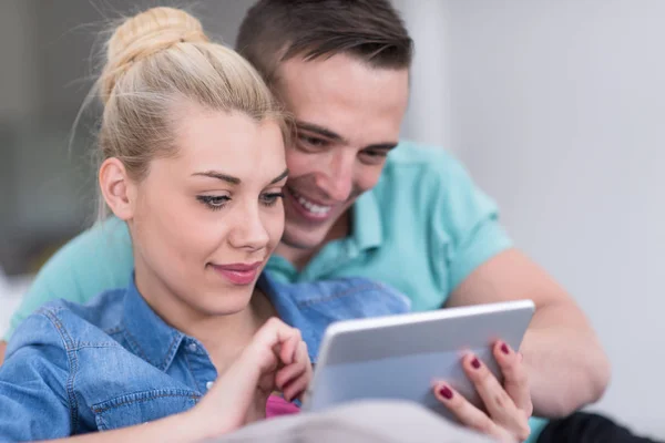 Couple relaxant à la maison avec tablettes — Photo