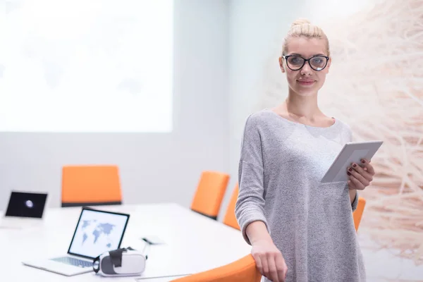 Femme travaillant sur tablette numérique dans le bureau de nuit — Photo